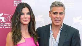 Sandra Bullock a George Clooney si zahráli ve filmu Gravitace.