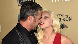 Lady Gaga vyžadovala od svého přítele polibky i na červeném koberci.