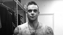 Robbie Williams připravil fanynce nepříjemný zážitek.