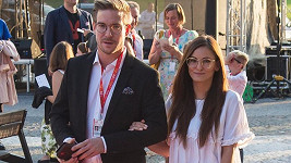 Vladimír Polívka s přítelkyní na filmovém festivalu ve Zlíně
