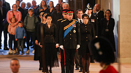 Vnoučata královny Alžběty II. míří do Westminsterského sálu