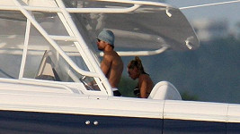 Zpěvák Enrique Iglesias a jeho přítelkyně Anna Kurnikovová si užívali společné chvilky na vodě na motorové lodi.