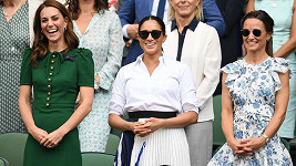 Vévodkyně Kate a Meghan a sestra Kate Pippa na finále Wimbledonu