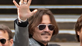 Johnny Depp před budovou soudu