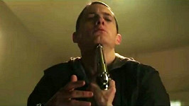Eminem ve videoklipu plném násilí.