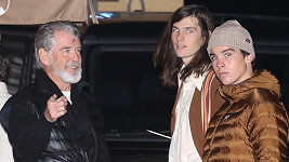 Pierce Brosnan se syny Dylanem a Paridem (vpravo)