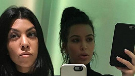 Kim za zády své starší sestry vypadá nějak jinak, než jsme nani zvyklí...