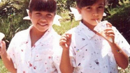 Kourtney a Kim Kardashian na fotografii z dětství. 