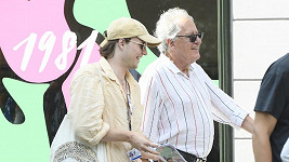 Geoffrey Rush se synem Jamesem v Karlových Varech