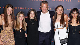 Matt Damon vzal na premiéru válečného snímku Oppenheimer své dcery. 