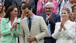Roger Federer se během ovací na Wimbledonu věnoval princezně Kate. Vedle nich stojí jeho žena Mirka.