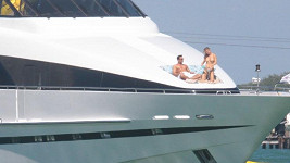 Joanna Krupa s manželem na obrovské luxusní jachtě na Floridě.