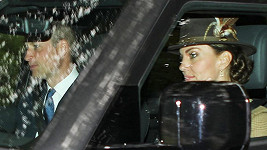 Princezna a princ z Walesu na cestě z kostela. 