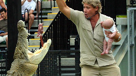 Steve Irwin a jeho nechvalně proslulé krmení krokodýla s měsíčním synkem v náruči.