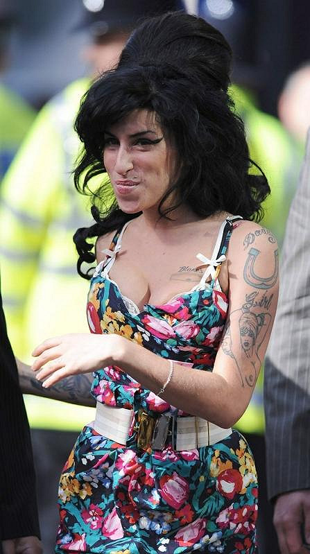 Takhle zná Amy Winehouse každý, výrazné líčení očí a vyčesané vlasy do neforemného drdolu.