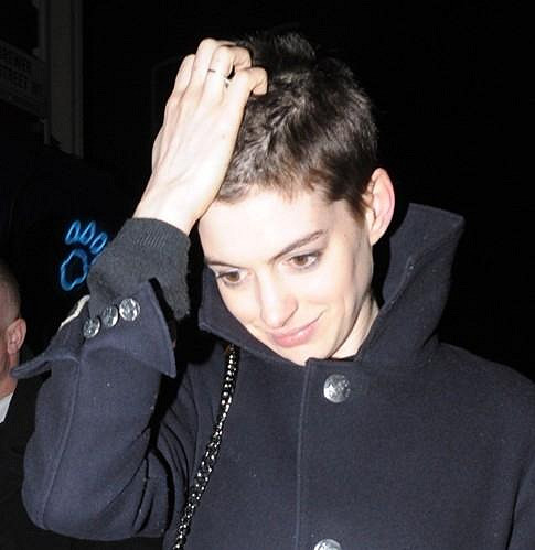 Anne Hathaway si musela ostříhat vlasy kvůli nové roli.