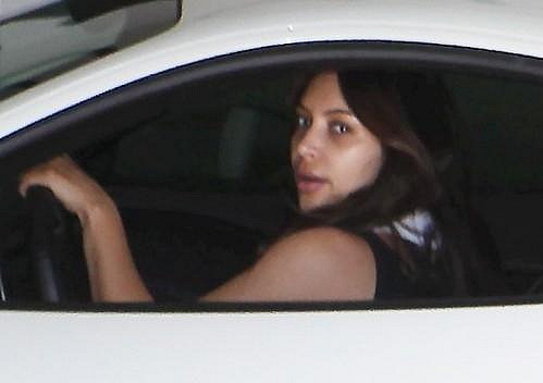 Neupravená Kim Kardashian v luxusním autě míří na cvičení.