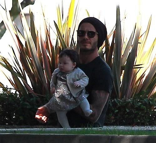 David drží tříměsíční dceru jen na jedné ruce.