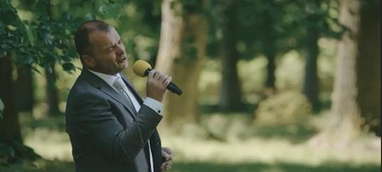 Pavel Novák ml. ještě v červenci zpíval na svatbě svého syna Filipa Nováka.