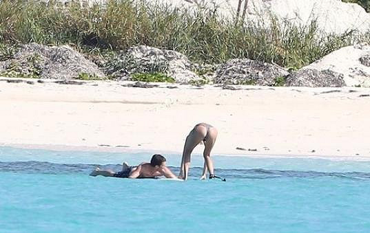 Gisele Bündchen s Tomem Bradym na Bahamách.