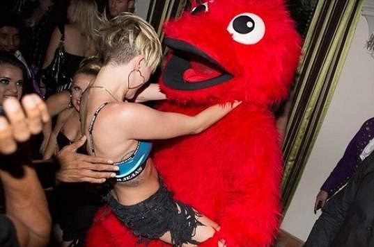 Rozjařená Miley by si nechala líbit i maskota...
