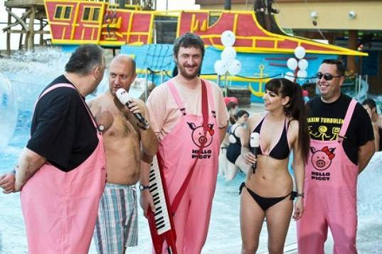 Diváci byli jistě rádi, že se do plavek nesvlékli i členové Maxim Turbulenc. 