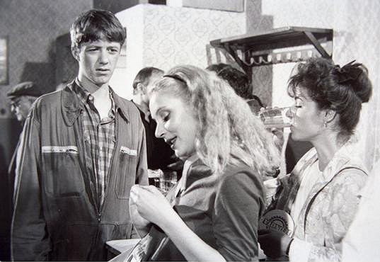 Jiří Langmajer, Veronika Gajerová a Vlasta Mészarosová (vpravo) ve filmu Copak je to za vojáka...(1983)