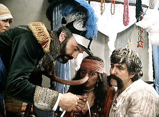 Největší atrakcí je předlouhý nos, který za trest naroste proradné princezně Bosaně (Vida Skalská). Na snímku se Zdeňkem Svěrákem a Júliem Satinským
