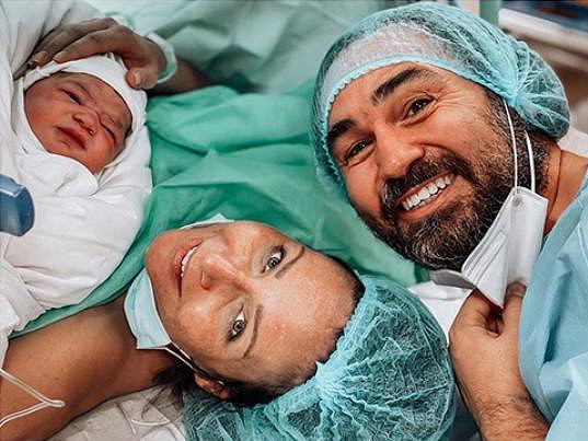 Veronika Arichteva s manželem Biserem a novorozeným synem