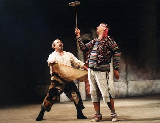 Milan Stehlík (vlevo) a Miroslav Donutil v divadelní hře Sluha dvou pánů