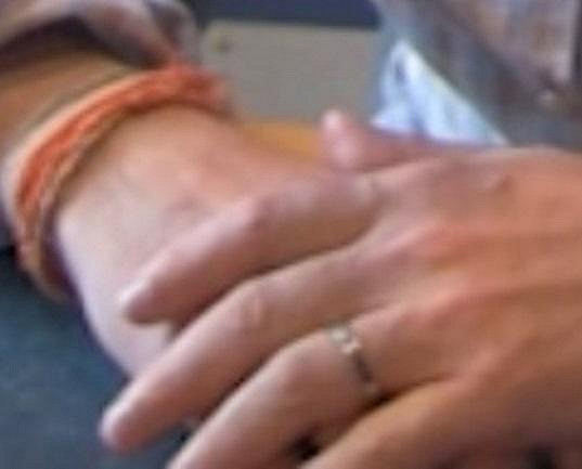 Na prsteníčku levé ruky má prsten. Zásnubní či snubní?