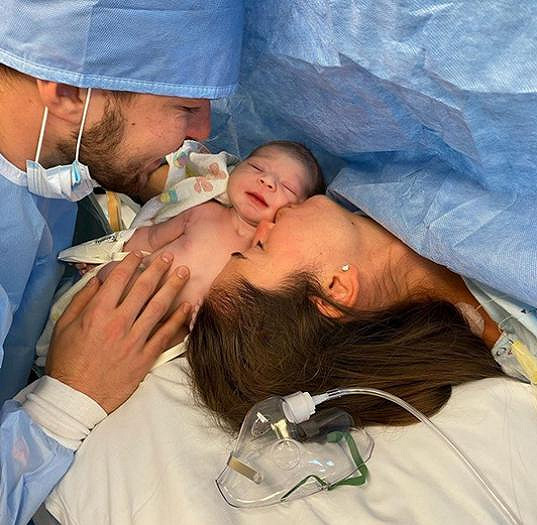 První syn Tobias se jim narodil v říjnu 2020.