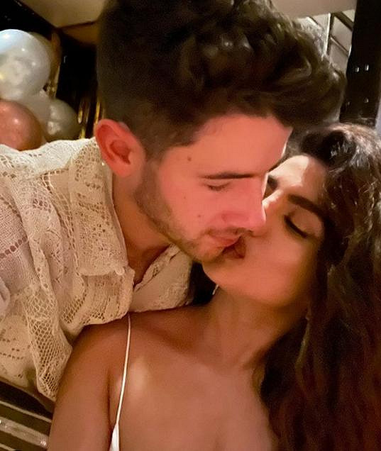 Nick Jonas a Priyanka Chopra se světem sdíleli láskyplný polibek.