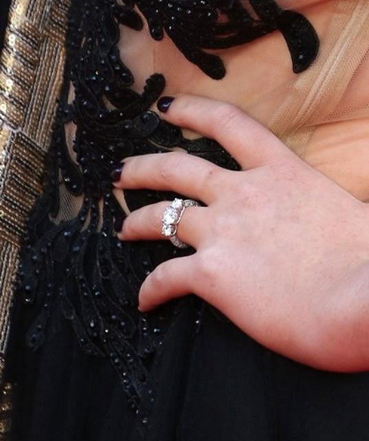Tento prsten navlékl Zayn své vyvolené na prst...