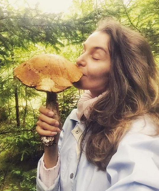 Iva Kubelková se pochlubila houbařským úlovkem. Jen málokdo by ji poznal.