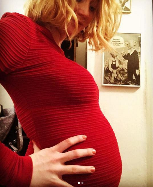 Těhotenství herečka oznámila na sociální síti.