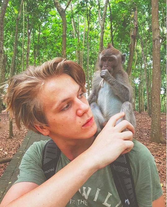 S opicí