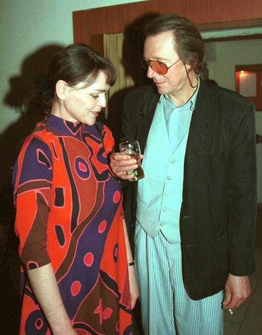 V roce 1984 se oženil se zpěvačkou Evou Jakoubkovou.