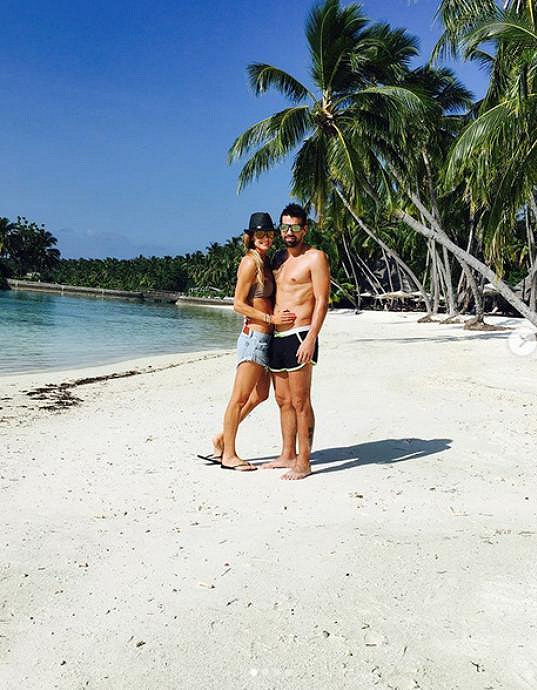 Milan Baroš s manželkou Terezou pózují na Maledivách.