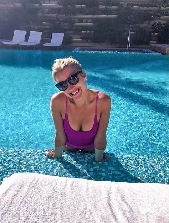 Své křivky vystavovala v bazénu v luxusním hotelovém resortu.