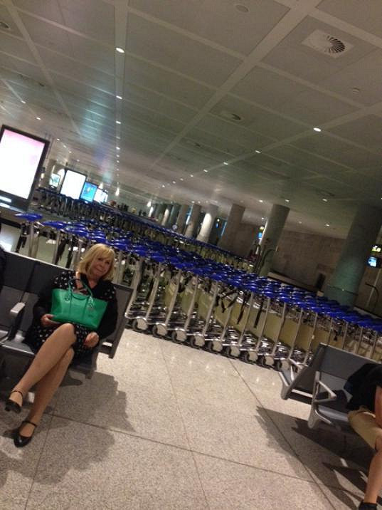 Hana Zagorová na letišti v Malaze, kam letěla sama.