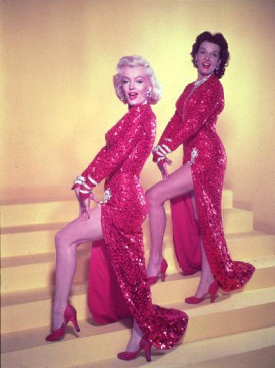 Pani mají radši blondýnky (1953). Marilyn zpívá, tančí a stává se nekorunovanou královnou Hollywoodu.