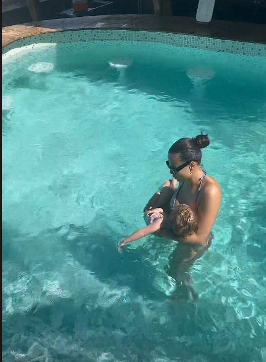 S dcerkou v bazénu