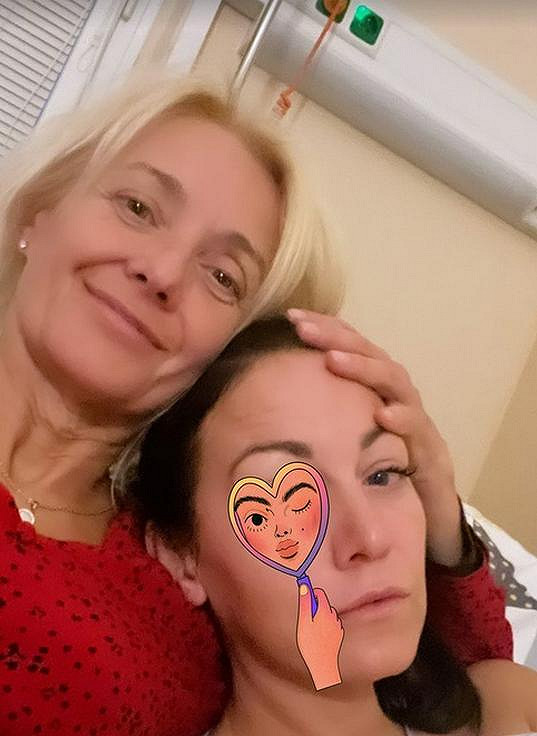 Agáta Hanychová leží v nemocnici. Na snímku s mámou Veronikou Žilkovou
