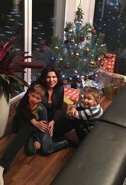 Ilona Csáková se syny Danielem a Dominikem u jejich zatím nejmenšího vánočního stromečku. "Ale o to víc je roztomilý," říká zpěvačka.