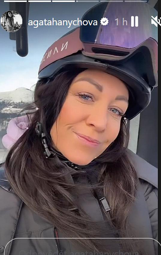 Agáta Hanychová jezdí na snowboardu.