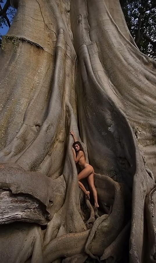 Ruská influencerka pózovala na posvátném stromě na Bali. 