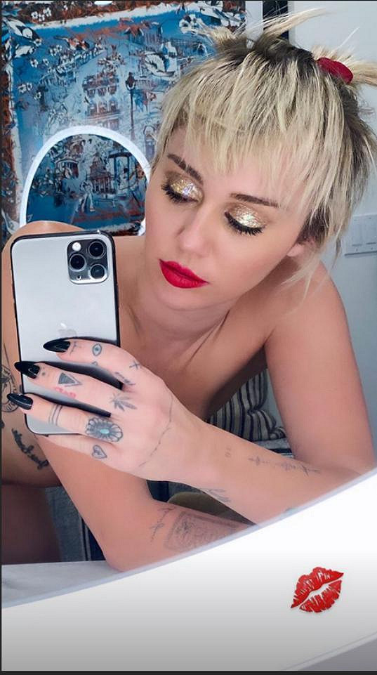 Miley Cyrus se pochlubila selfie nahoře bez. 