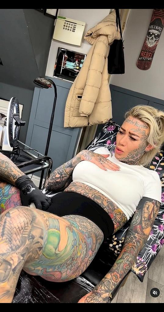 Becky Holt se pochlubila záběry, jak jí tetovali rozkrok. 