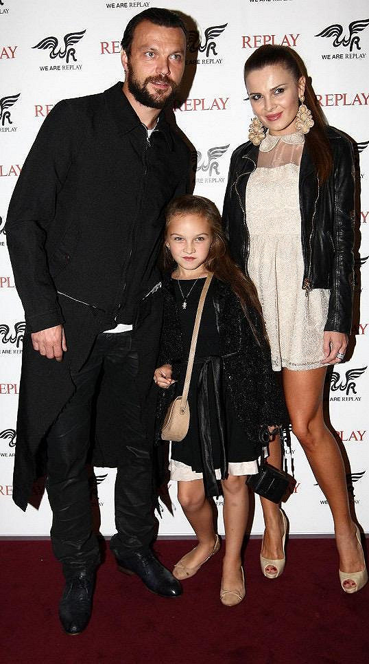 S rodiči – tátou Tomášem Ujfalušim, fotbalistou a bývalým reprezentantem, a maminkou Kateřinou, když bylo Kačce osm let, na Prague Fashion Weeku.